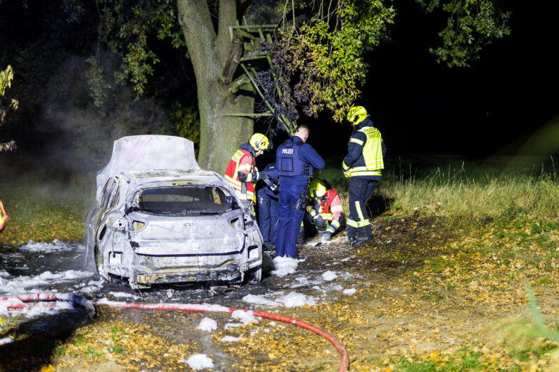 Auto in Flammen: Feuerwehr verhindert Großbrand bei Mittenwalde