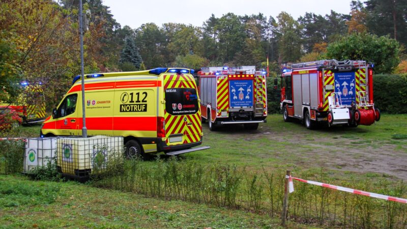 Niederlehme: 78-Jähriger stürzt kopfüber in Gartenwasserschacht