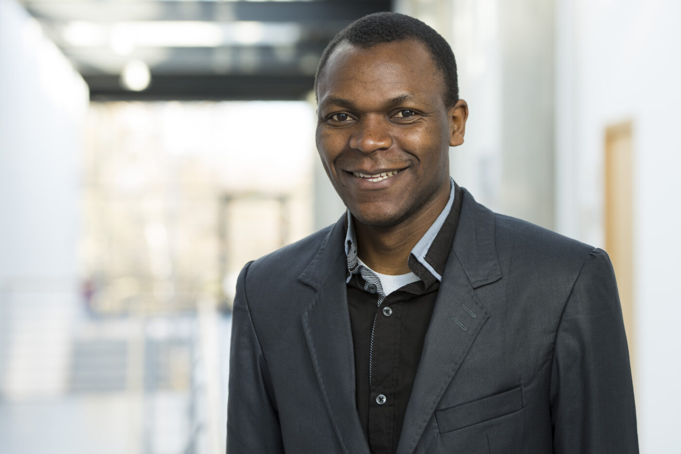 Der Preis für die beste Dissertation ging an Dr. Chefor Fotang für seine Forschungsarbeit mit dem Titel „Conservation Status and Ecology of the Nigeria-Cameroon Chimpanzee in Kom-Wum Forest Reserve, North-West region, Cameroon". (Foto: BTU / Ralf Schuster)