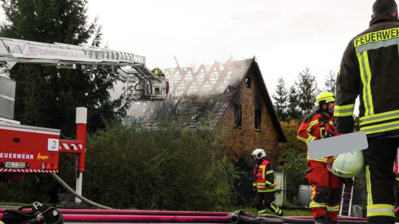 Großbrand in Wormlage: Einfamilienhaus vollständig zerstört – vier Verletzte