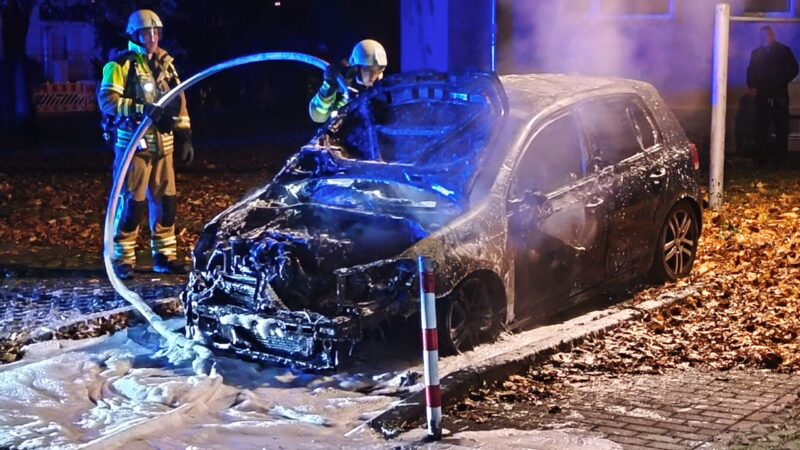 Auto brennt in Cottbus vollständig aus – Polizei ermittelt