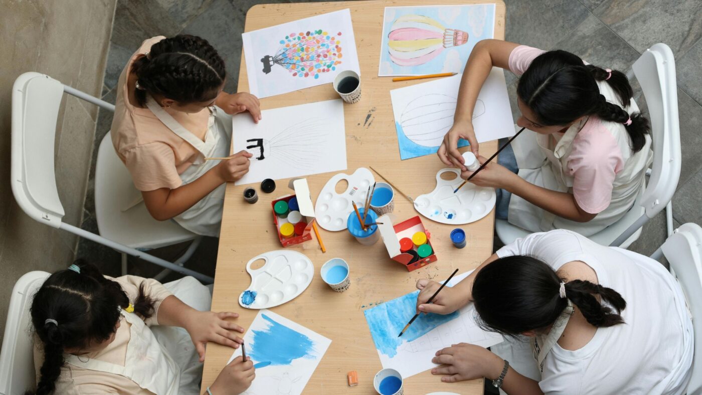 Kinder bei kreativen Projekten in LDS