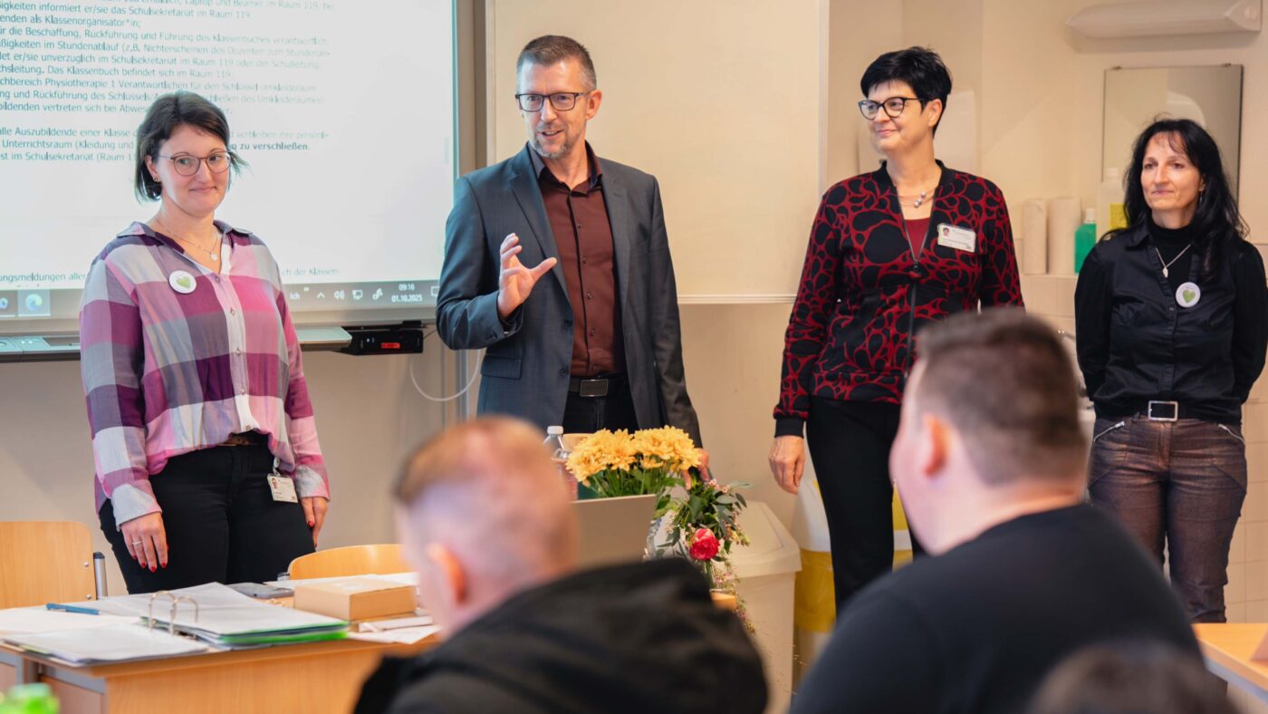 Christian Raum begrüßte gemeinsam mit der Leiterin der Medizinischen Schule, Susanne Mitzscherlich (2. v. r.), und der Fachbereichsleiterin für pflegerische Ausbildung, Susan Kubon (r.), die Neuankömmlinge in den jeweiligen Klassen und überreichte Blumensträuße an die Klassenlehrer.
