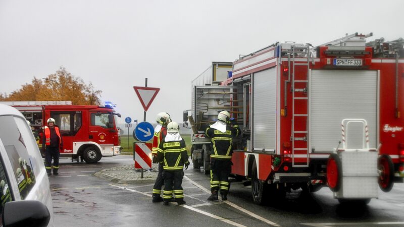 Schwerer Unfall in Forst – Feuerwehr rettet eingeklemmte Fahrerin
