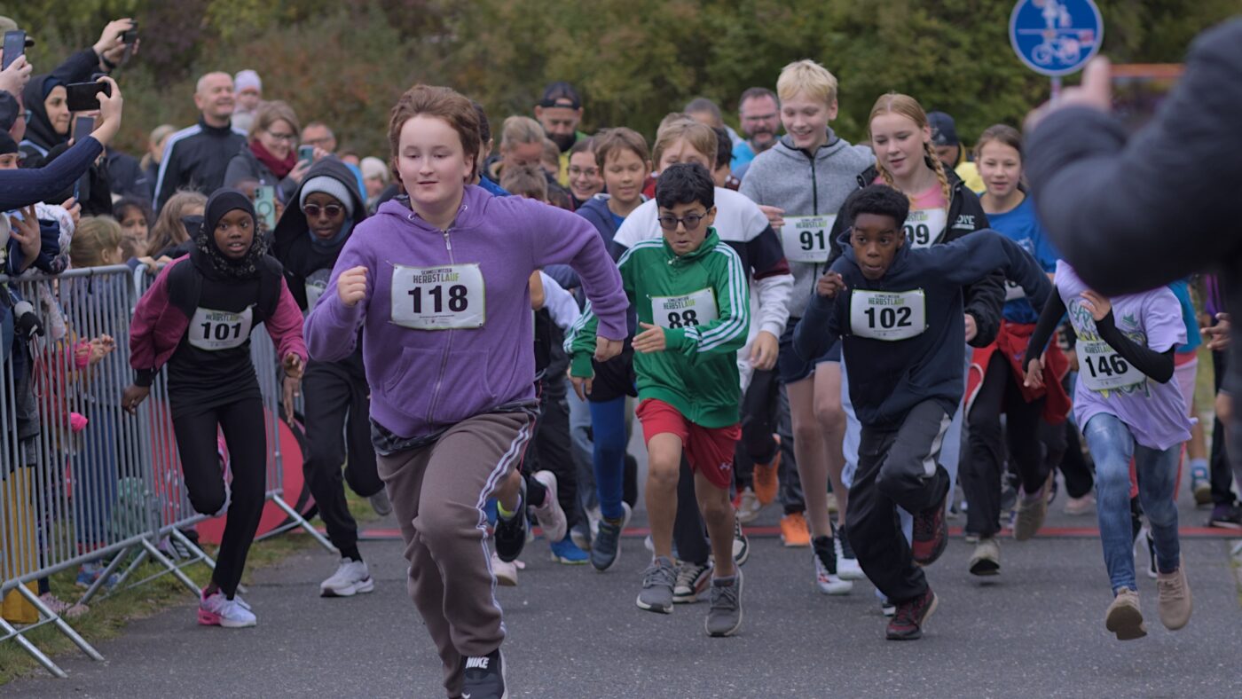 Viele Kinder starten beim Schmellwitzer Herbstlauf 2025 und kommen auf die Kamera zugerannt