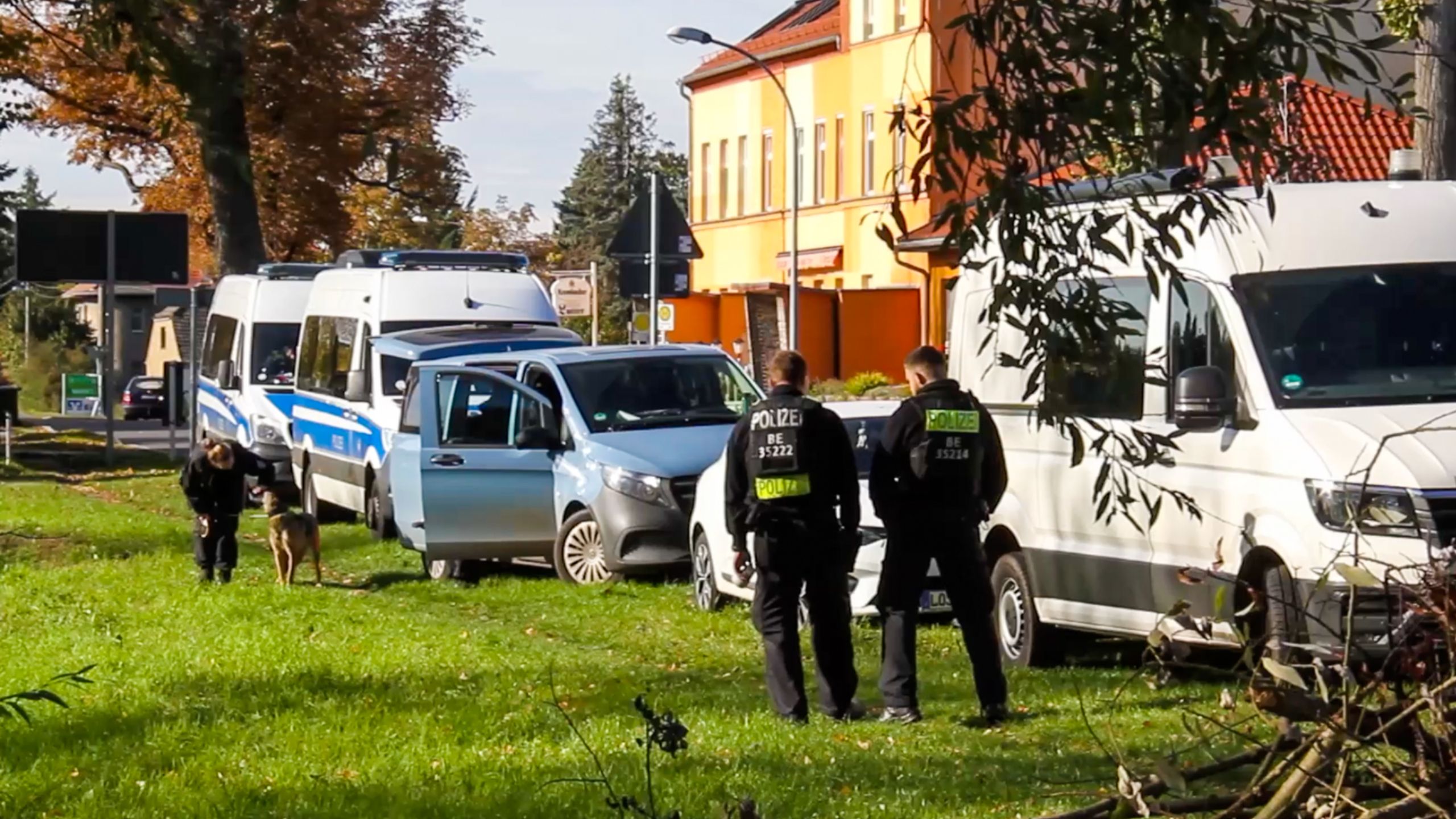 Vermisstenfall Rebecca wird untersucht - viele Einsatzkräfte am Einsatzort in Tauche ©Theo Neubauer / Blaulichtreport Lausitz