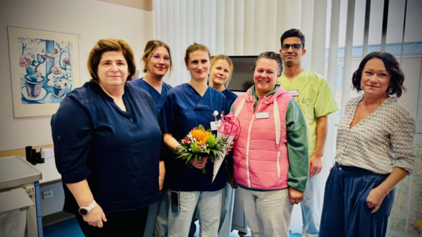In den Sana Kliniken Niederlausitz startet die zweite Ausbildungsstation im Bereich der Unfallchirurgie. Pflegedirektorin Saskia Bünger (r.) gratuliert dem Team am ersten Ausbildungstag.