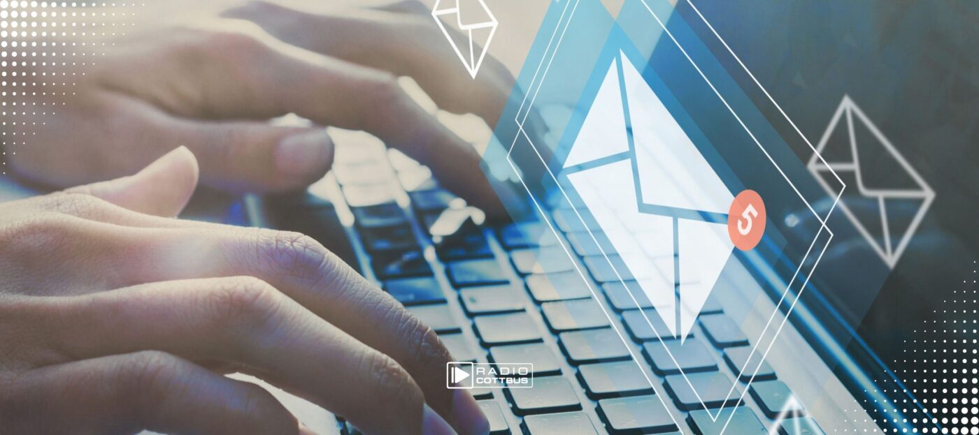 Ein Mensch tippt auf dem laptop rum, man sieht eingeblendete Zeichen eines Briefs, die symbolisieren sollen, dass fünf neue e-Mails gekommen sind