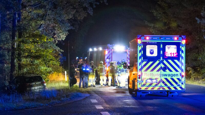 Auto prallt gegen Baum in Cottbus-Saspow