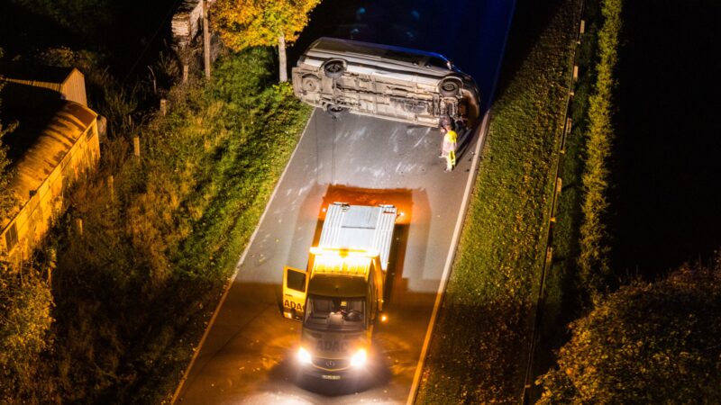 Nächtlicher Unfall bei Bronkow: Transporter blockiert Dorfstraße