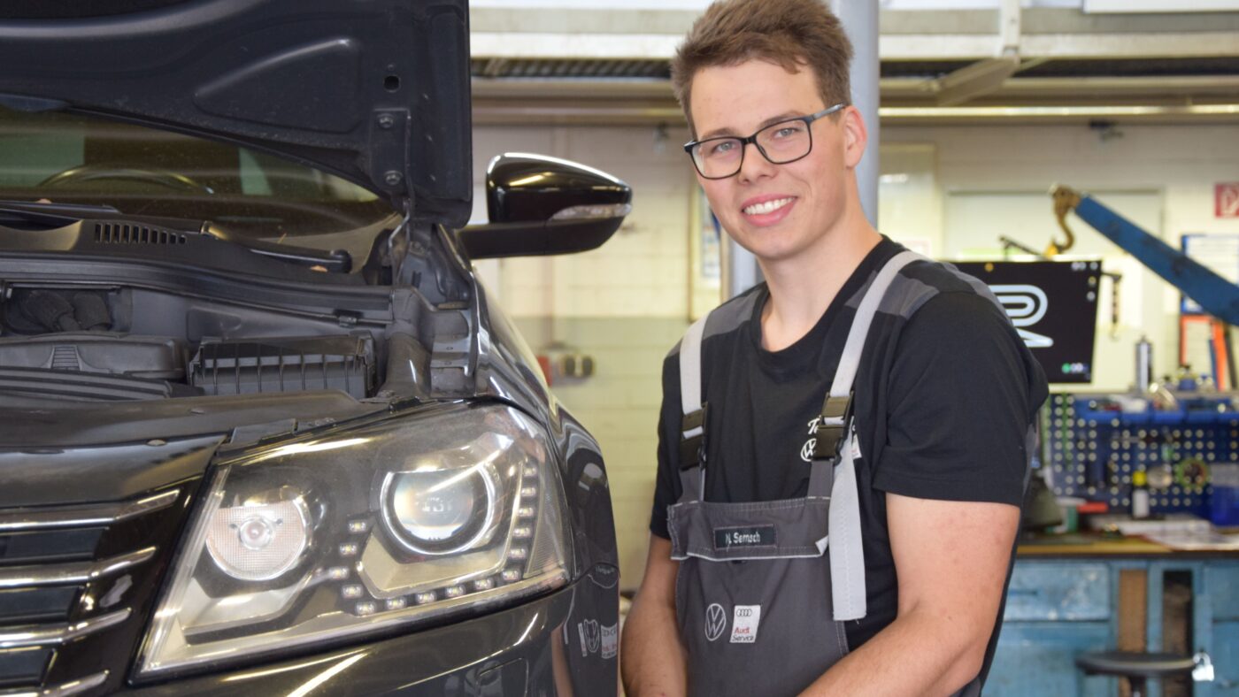 Niclas Semsch wurde heute als Lehrling des Monats ausgezeichnet. Der 23-jährige aus Großräschen erlernt den Beruf Karosserie- und Fahrzeugbaumechaniker bei der ASS Automobil-Service GmbH Senftenberg. Fotonachweis: HWK Cottbus, Veronika Martin