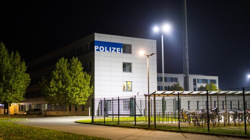 PKW durchbricht Kontrollstelle an Grenze Groß Gastrose – Polizist verletzt