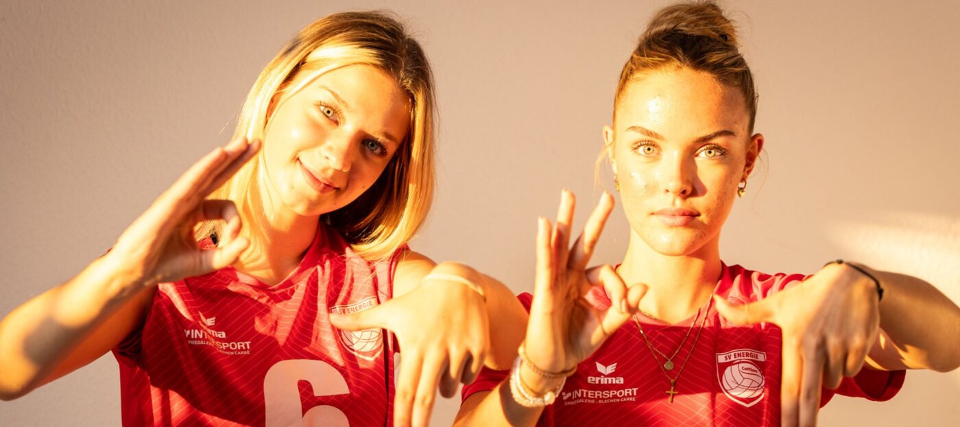 Die Spielerinnen des SV Energie Cottbus Mathilda Krauzig und Mathilda Döring formen Symbole mit ihren Händen