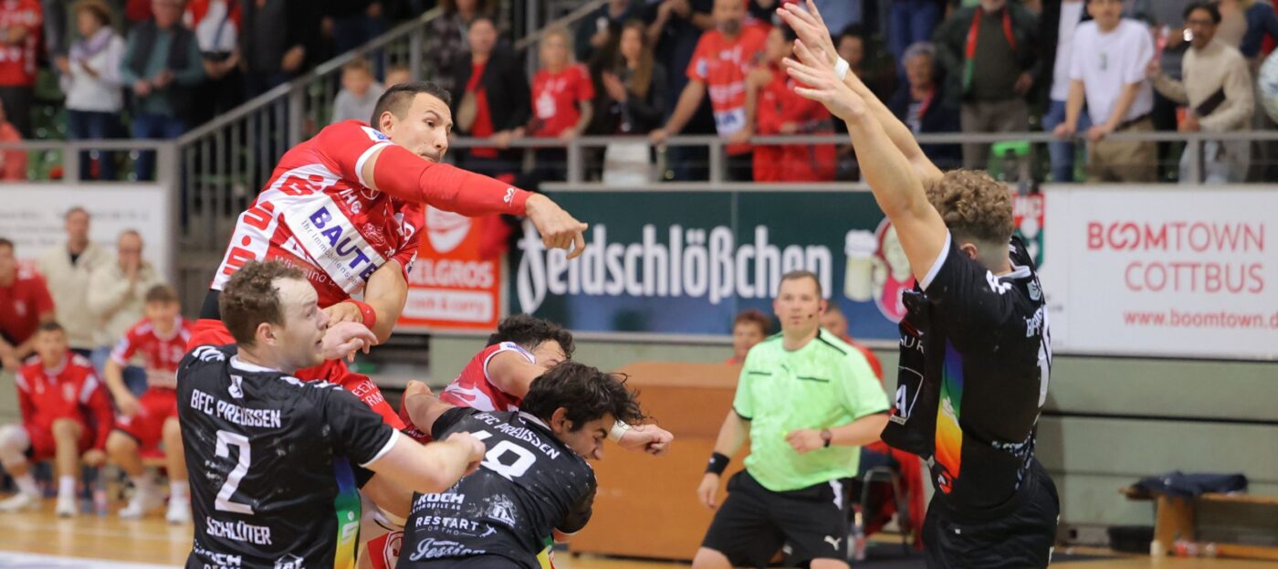 Vasek Klimt vom LHC Cottbus umringt von Gegenspielern und trifft gegen den BFC Preussen in letzter Sekunde zum Sieg