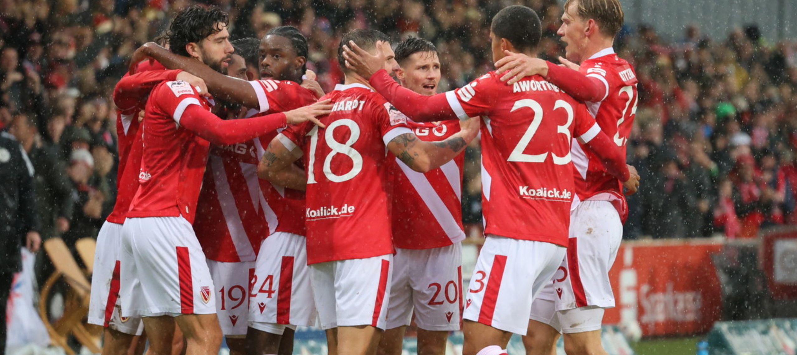 Die Mannschaft des FC Energie Cottbus jubelt im Stadion über einen Sieg bei ihrem Traumstart in Liga 3