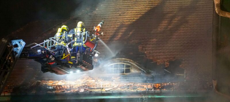 Großbrand in alter Schule in Friedrichshain – Dachstuhl in Flammen