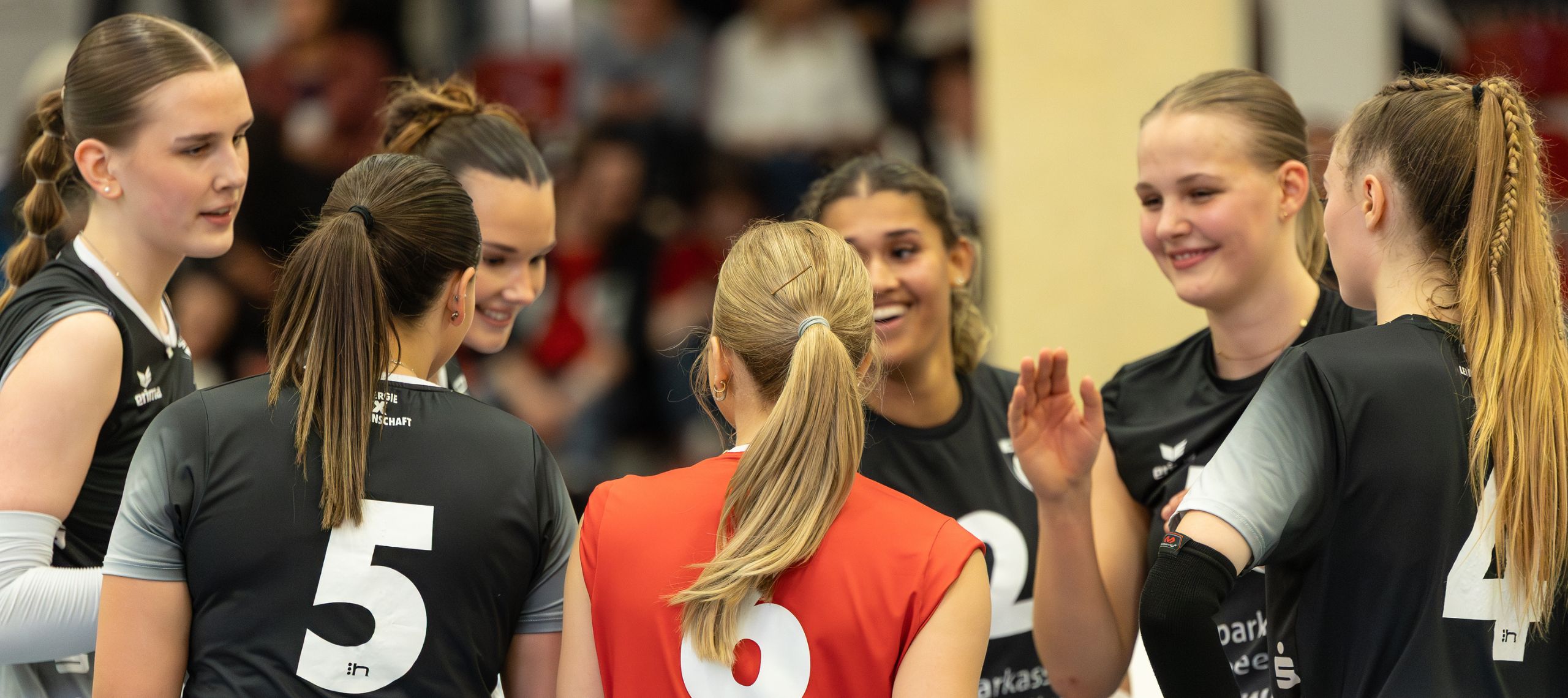 Die Frauen vom SV Energie Cottbus bejubeln einen Punkt und stehen im Mannschaftskreis zusammen