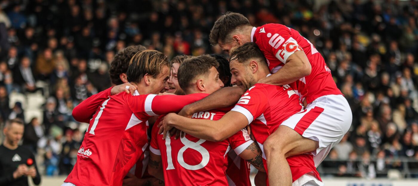 Torjubel des FC Energie Cottbus nach dem 2:1-Sieg gegen den SSV Ulm in einer Spielertraube