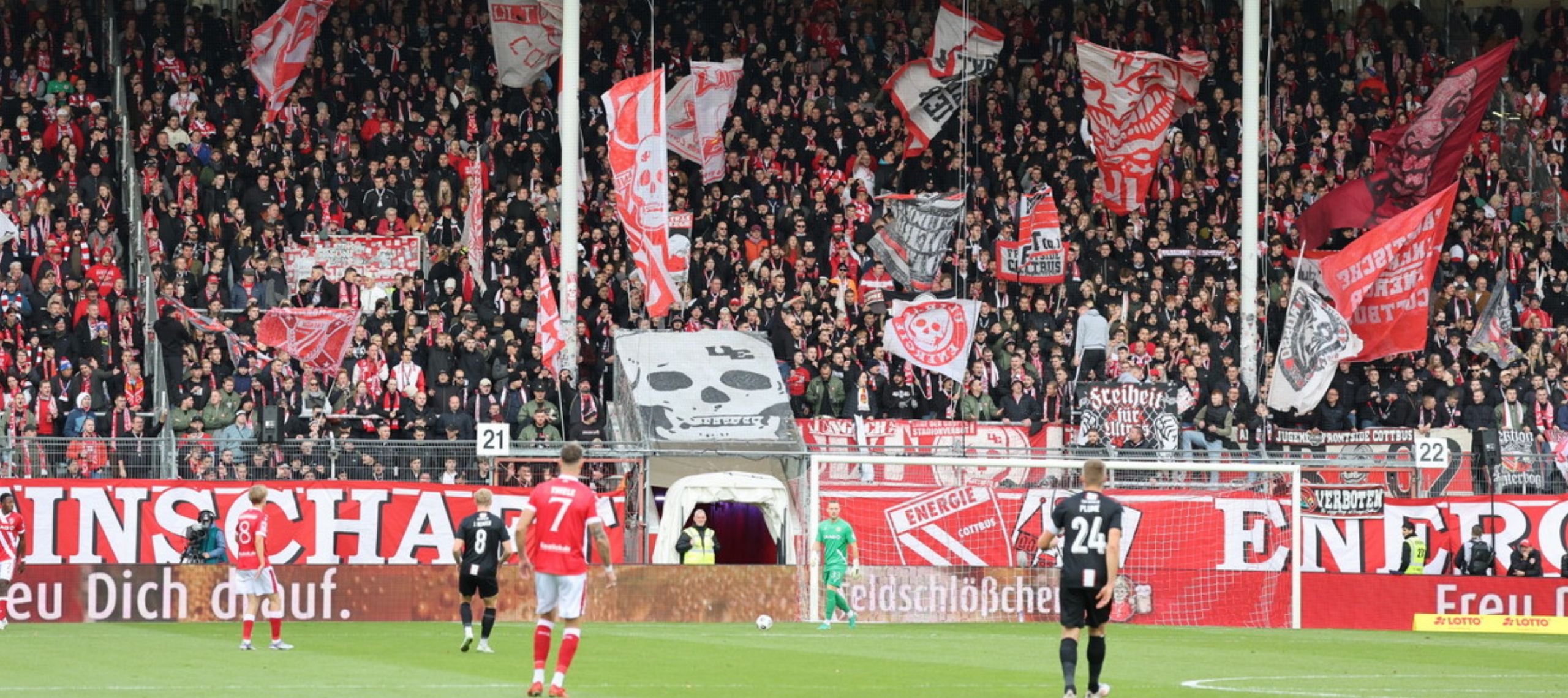 Die Fans des FC Energie Cottbus stehen auf der Nordwand im LEAG Energie Stadion und feuern ihre Mannschaft an