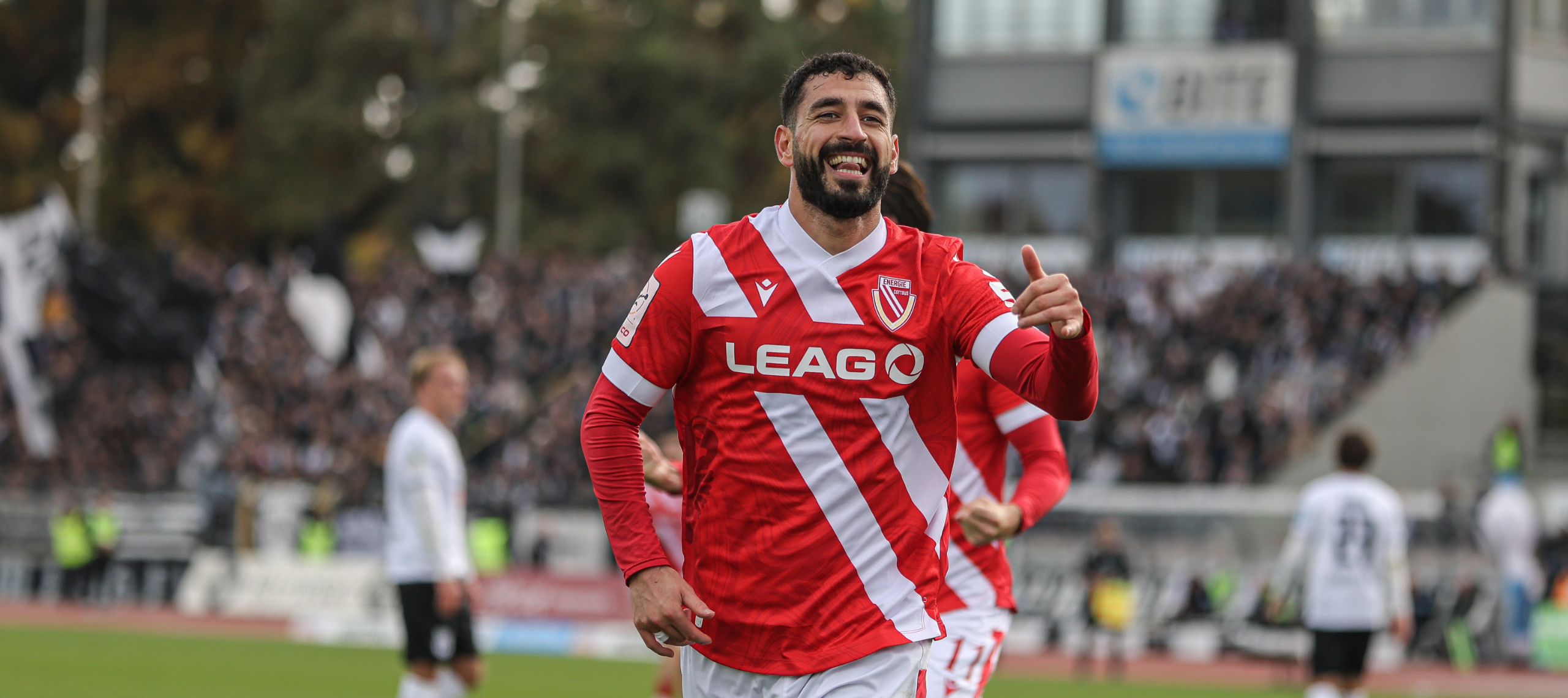 Tolcay Cigerci bejubelt den Sieg gegen Ulm nach seinem Elfmeter Treffer