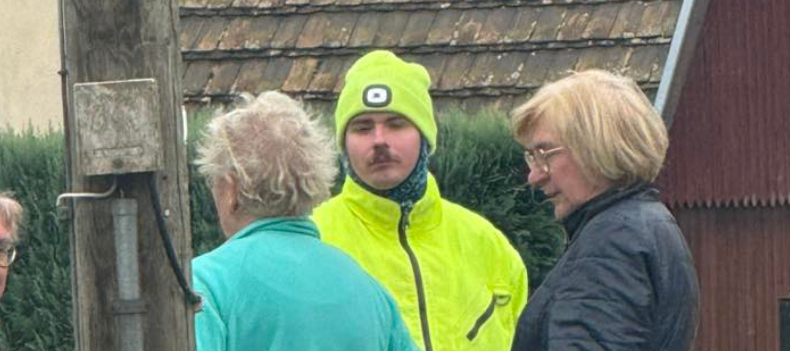 Der selbsternannte Anzeigenhauptmeister wird in Boblitz gestellt und mehrere Boblitzer stehen um ihn herum, nachdem er dort die Bücherbox im Ort ausgeräumt haben soll