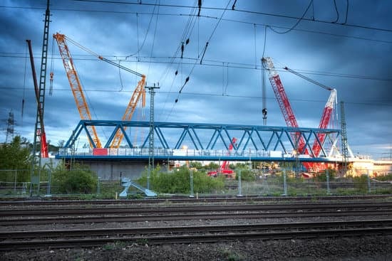 Neue Bahnbrücke für Lübbenau: Bahnstrecke und Straßenverkehr betroffen