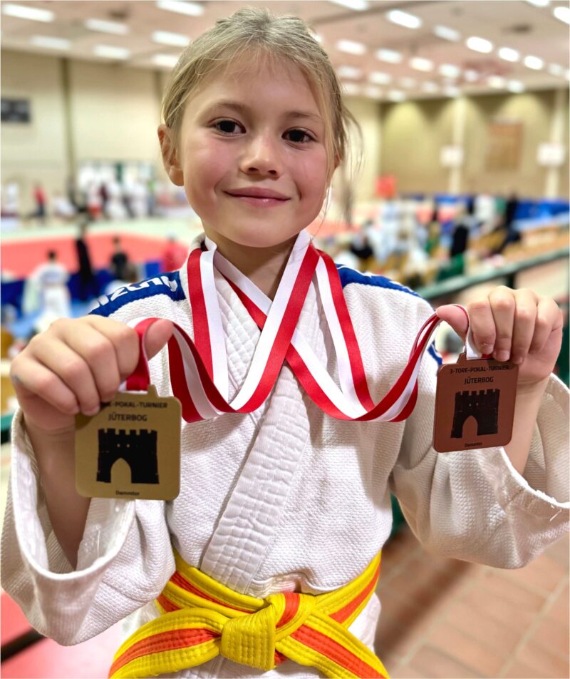 Nora Apitz präsentiert ihre Goldmedaile und ihre Bronzemedaille