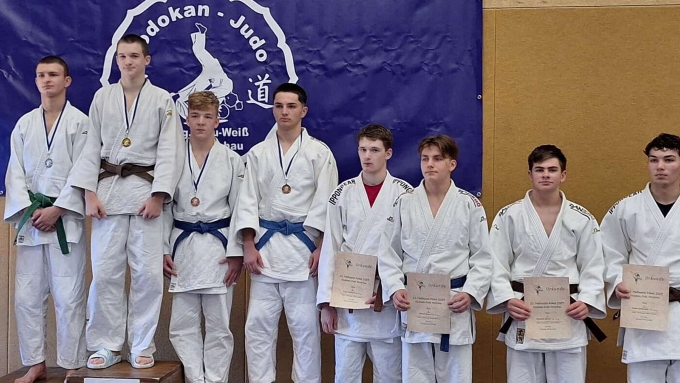 Gewinner des Hellman-Pokals stehen auf dem Podium