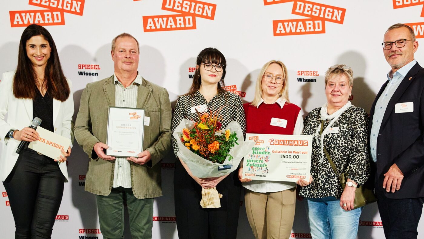 Werkstatt-Team bei der Preisverleihung (v.l.n.r. Katharina Zingerle (SPIEGEL-Redakteurin), Uwe Engelmann (Ehrenamtlicher „Holzwurm“), Laura Brommke (Projektkoordinatorin Werkstatt), Anne Liszok (Mitarbeiterin Sozialmarketing Johanniter), Sibylle Engelmann, Robert Köhler (Leiter Marketingkommunikation Bauhaus) (c) Carsten Dammann / DER SPIEGEL