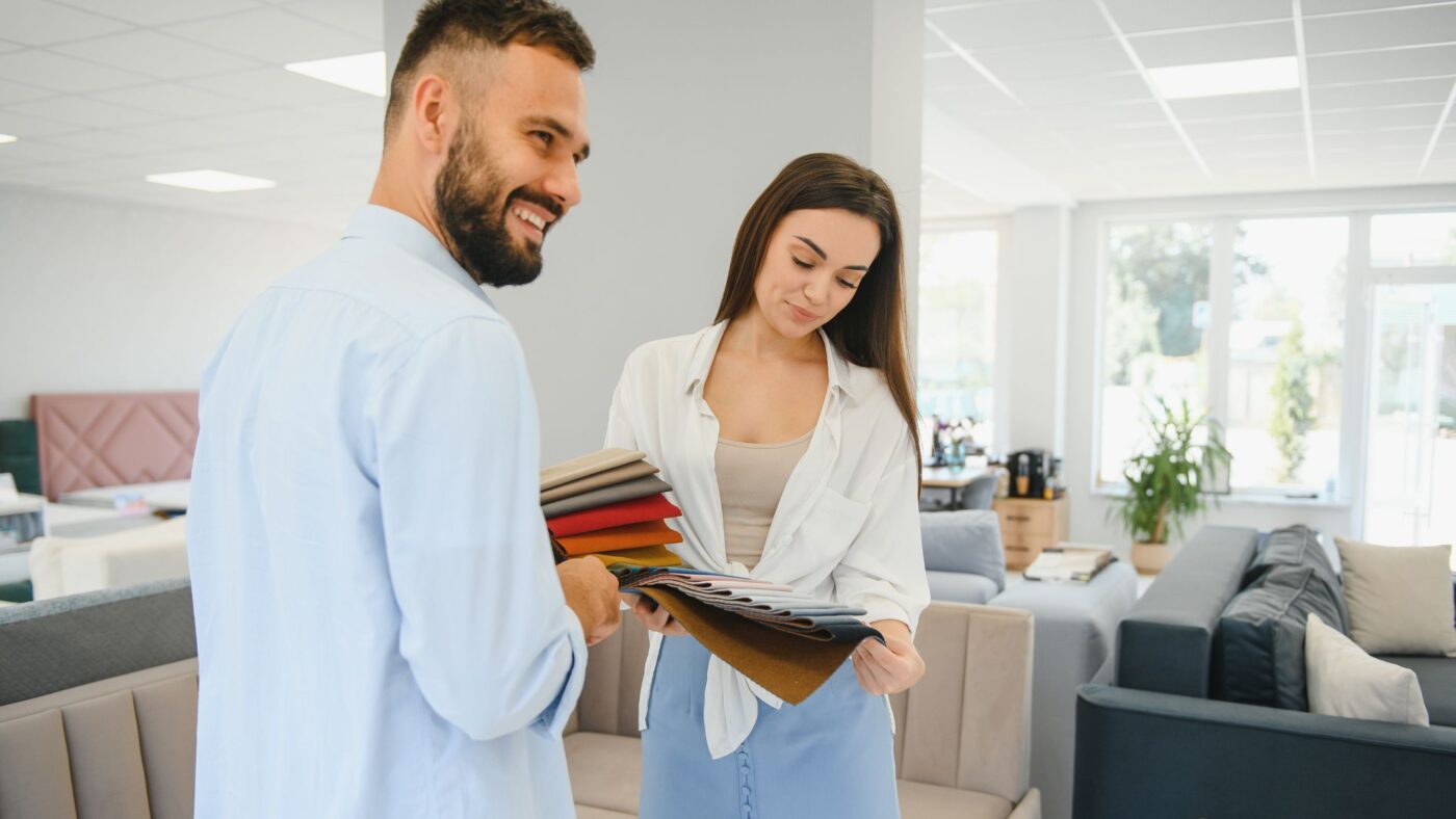 Azubis in einem Möbelhaus