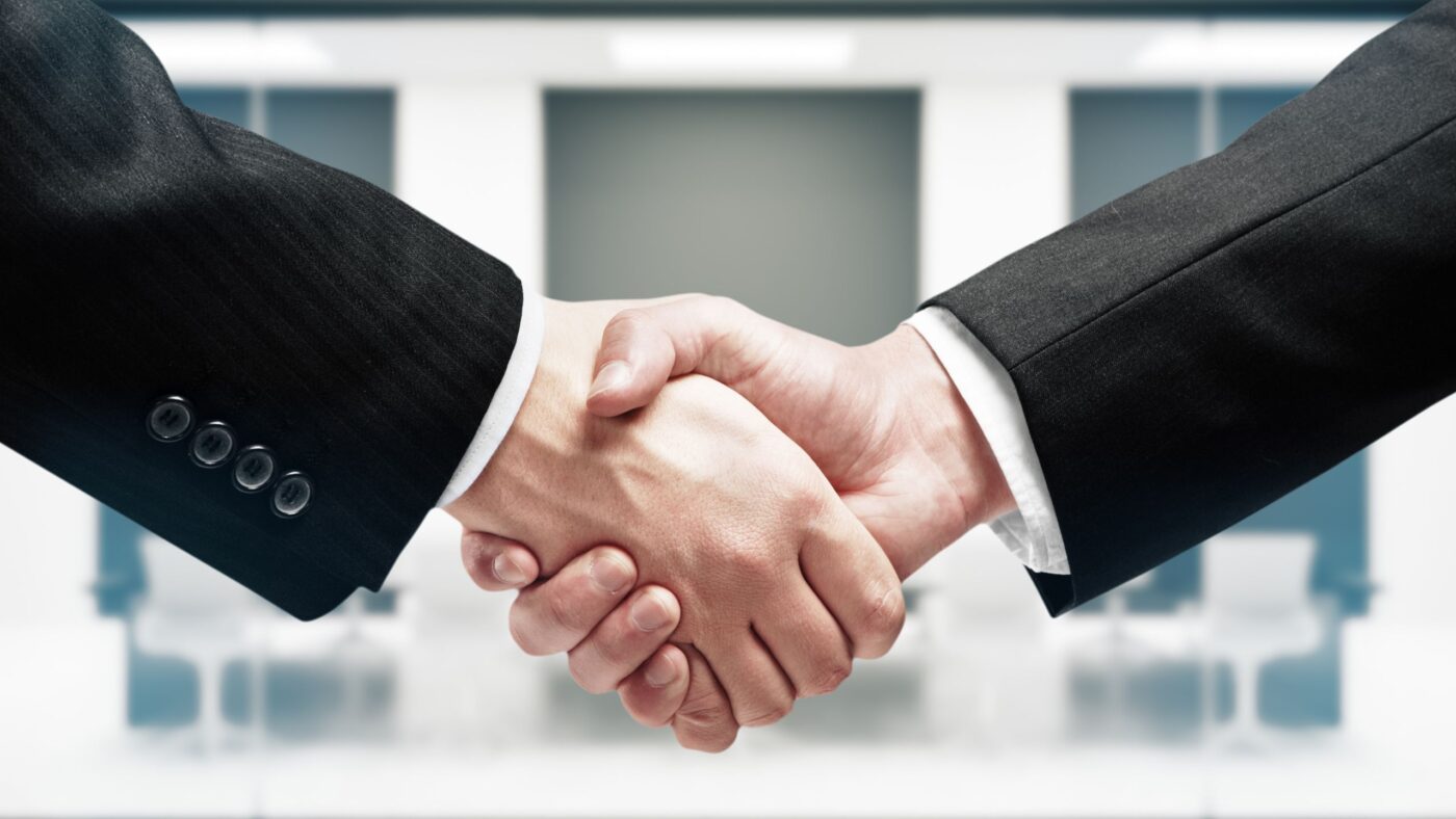 Zwei Männer schütteln sich die Hand