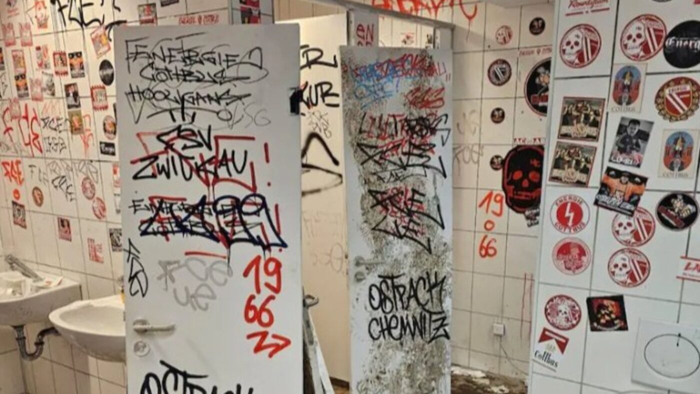 Die Toiletten im Gästeblock des SV Babelsberg 03 wurden von den FCE-Fans zerstört und mit Stickern beklebt