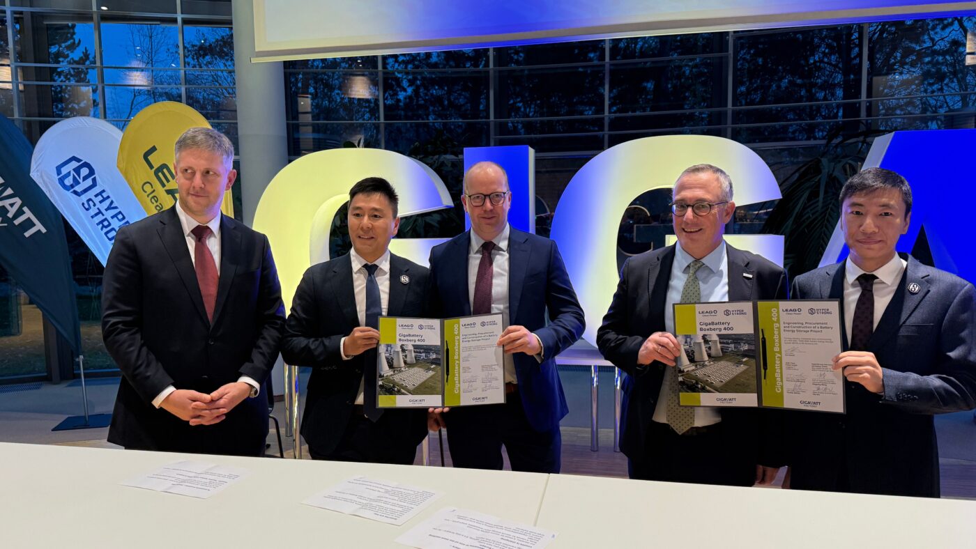 JPG | 4 MB Den Vertrag unterzeichneten LEAG-Finanzvorstand Thomas Merker, Kan Wu, Hyperstrong Sales Director für die D-A-CH-Region; Thomas Brandenburg, CEO LEAG Clean Power, LEAG-CEO Adi Roesch; Pingyang Wang, Senior Vice President von HyperStrong International.