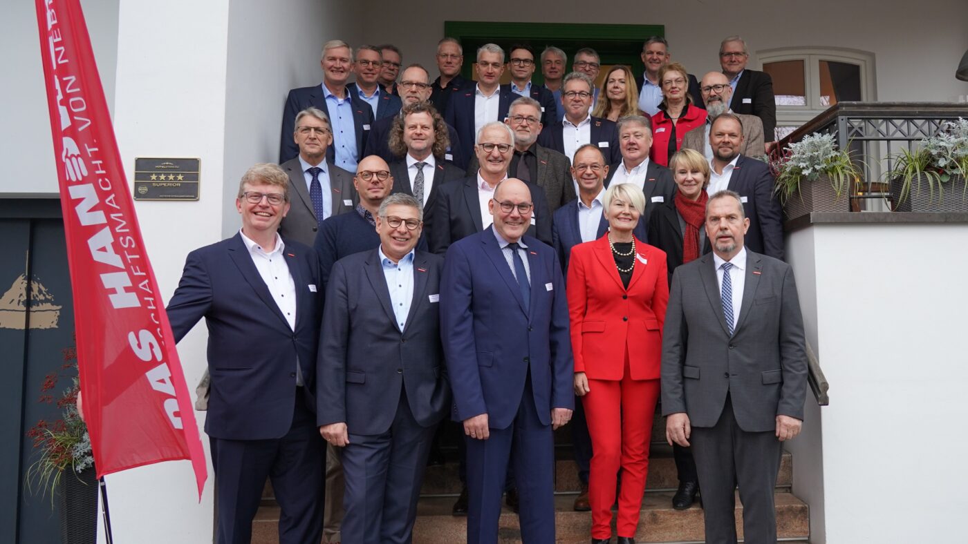 Eckhard Stein, Vorsitzender und Präsident der Landesvertretung der Handwerkskammern Niedersachsen e.V. (3.v.r.) und Corina Reifenstein, Präsidentin der Handwerkskammer Cottbus, (2.v.r.) begrüßten Vertreter der 17 norddeutschen Handwerkskammern zur zweitägigen Tagung in Schlepzig. Zentrales Thema war die „Fachkräftesicherung unter verschärften demografischen Bedingungen“. Fotonachweis: HWK Cottbus, Lea Renner