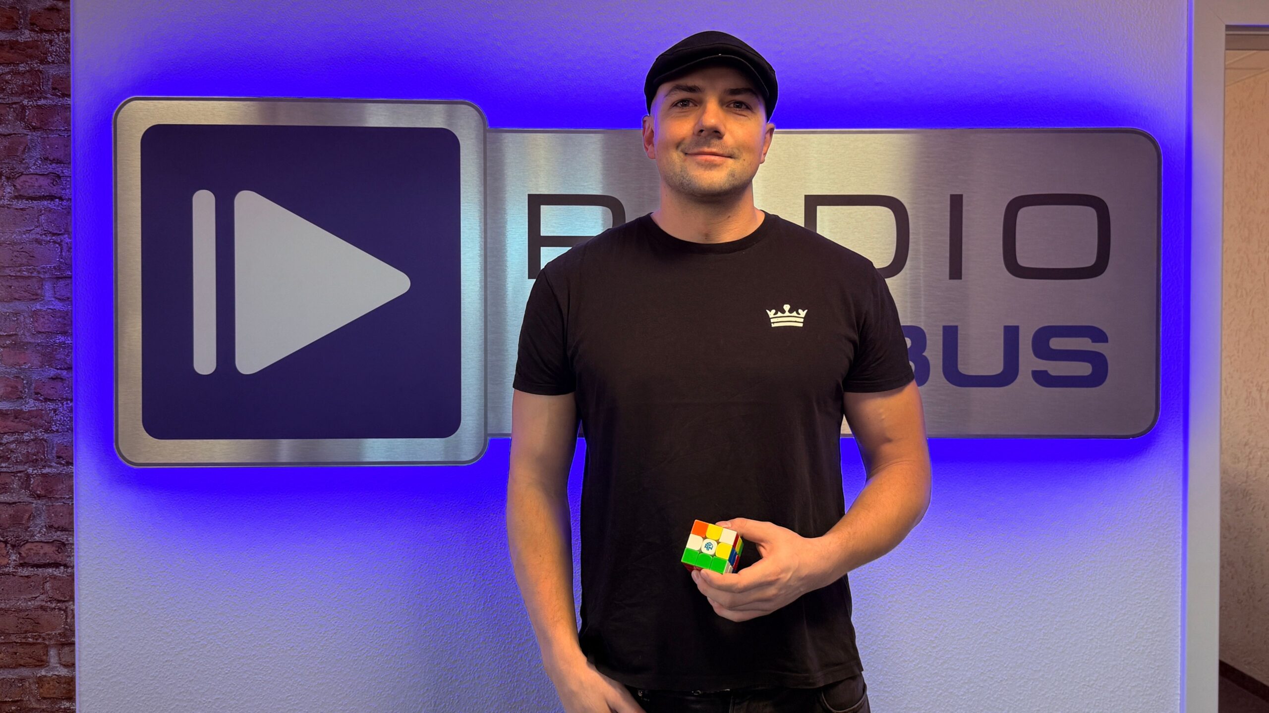 Oliver Lehmann von Cottbus Cubing vor dem Radio Cottbus Logo