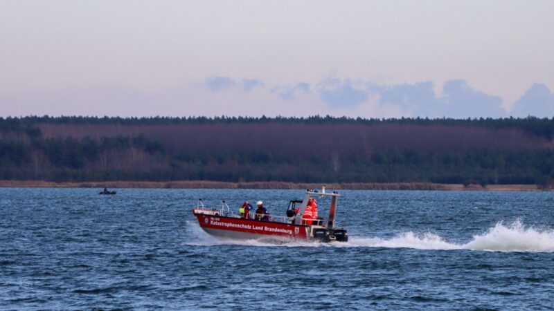 Großeinsatz am Geierswalder See – Suche nach vermisstem Mann läuft weiter