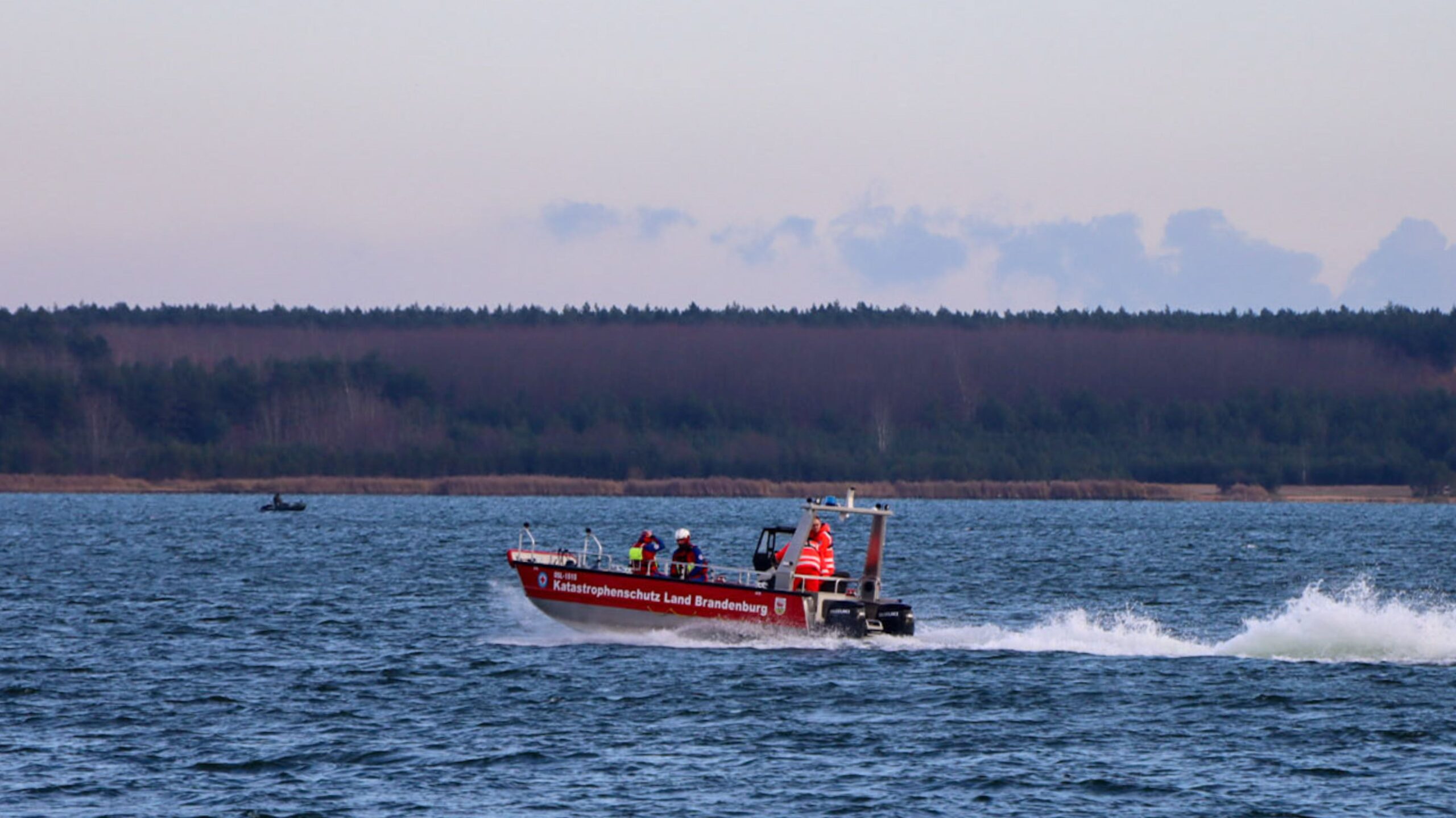 Ein Rettungsboot des Brandenburger Katastrophenschutzes fährt über den Geierswalder See
