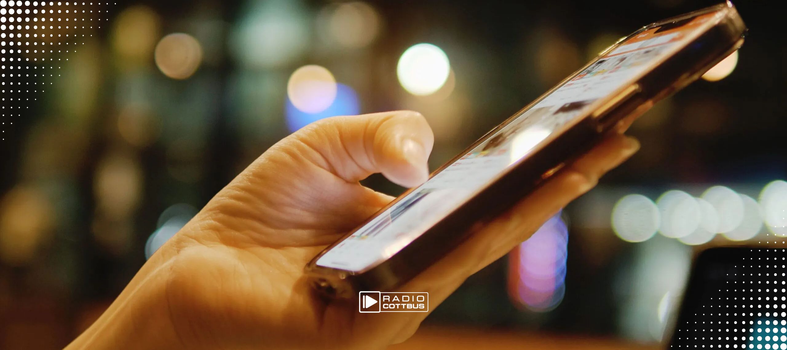 Ein Mensch hält ein Handy in seiner Hand und scrollt mit dem Daumen