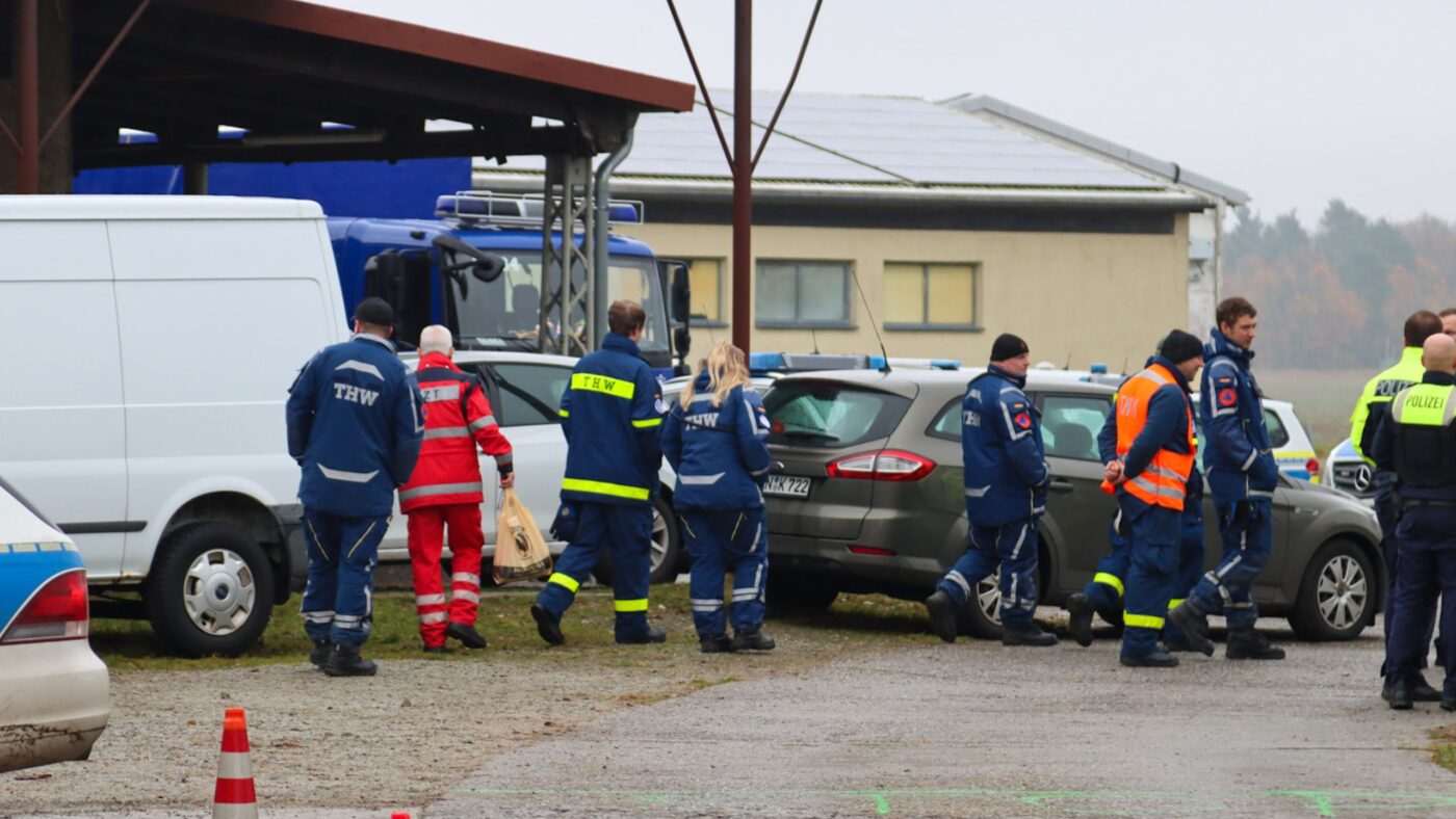 Mehrere Fahrzeuge angehalten - Polizisten führen eine Autokontrolle durch.