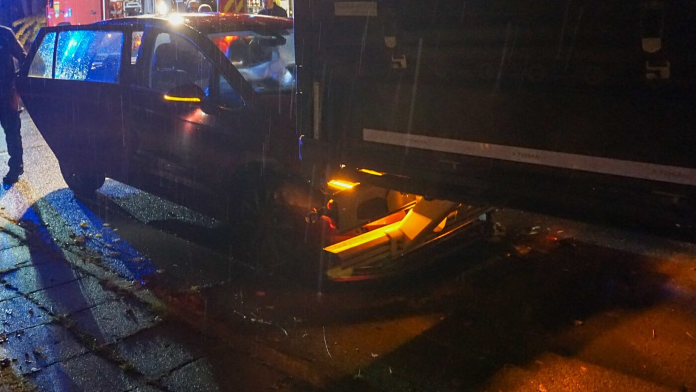 Autounfall in Peitz. Auto unter LKW eingeklemmt (c) ©Jonas Lehmann / Blaulichtreport Lausitz