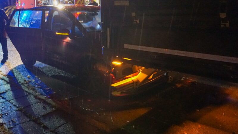 Auto prallt in geparkten Lkw – Fahrer in Peitz verletzt