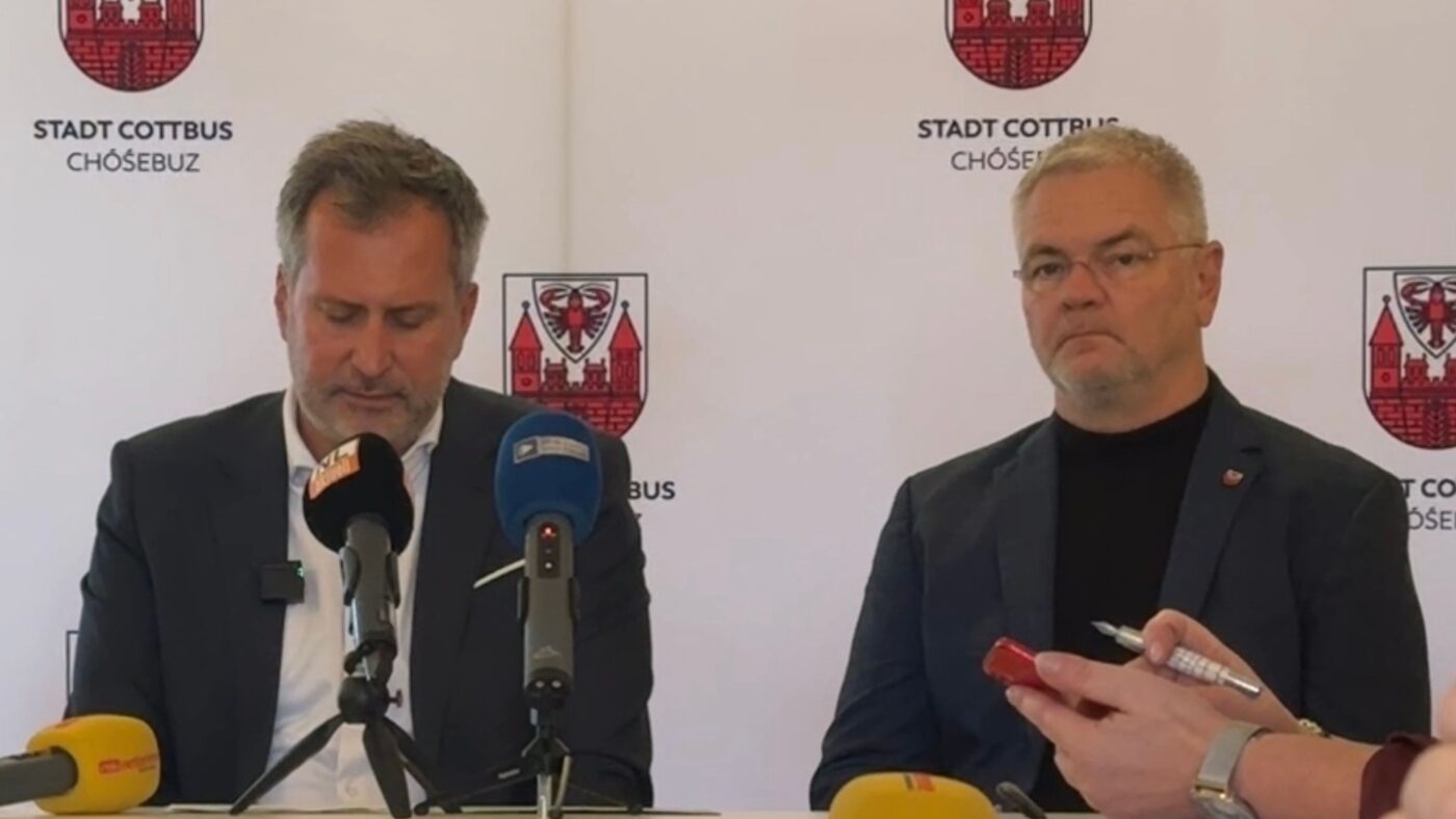 Oberbürgermeister Tobias Schick spricht in der städtischen Pressekonferenz über die Neuausrichtung der Jugendförderung