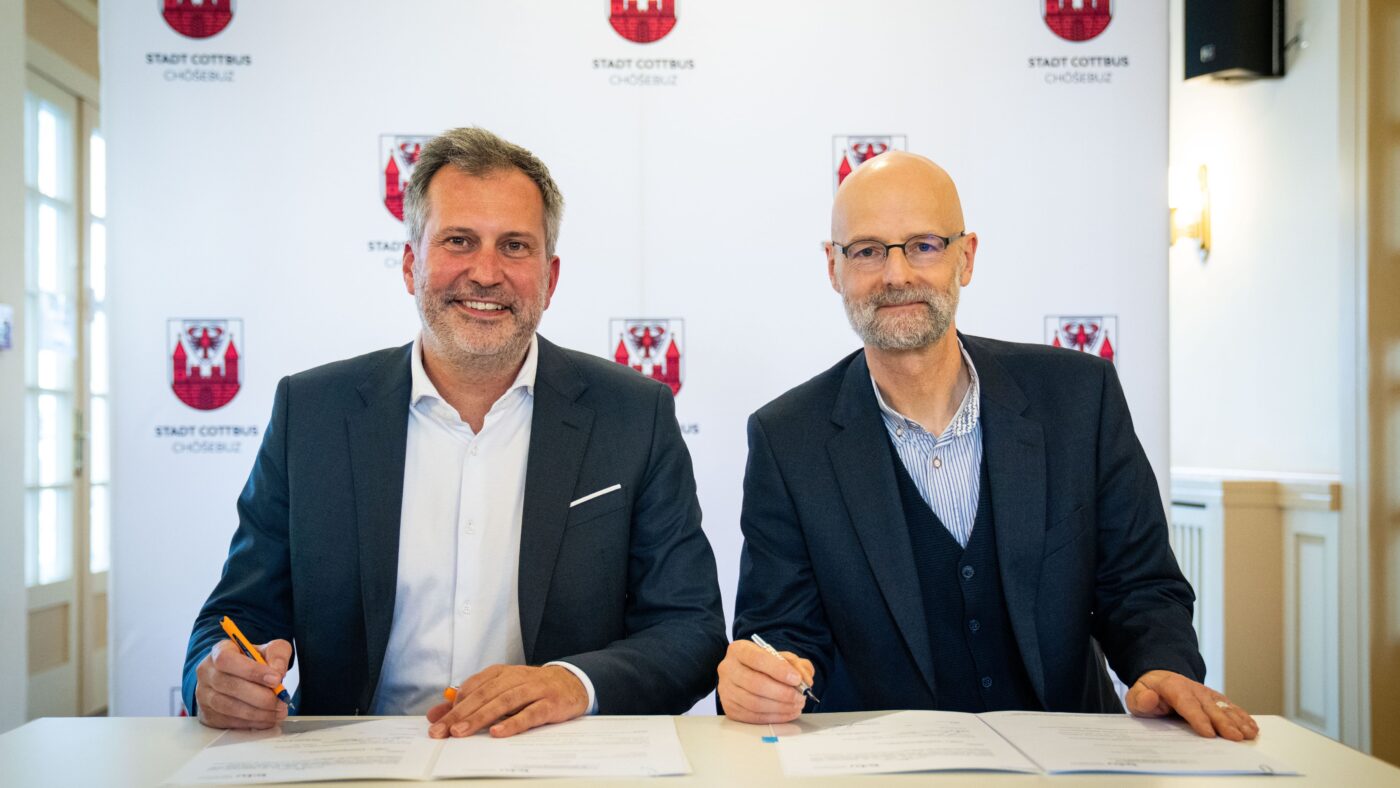 Der Oberbürgermeister der Stadt Cottbus Tobias Schick (li.) und der Vizepräsident für Studium und Lehre der BTU Prof. Dr. Peer Schmidt bei der Unterzeichnung des Kooperationsvertrages für das neue duale Studienangebot im Bereich der Instrumental- und Gesangspädagogik. Foto: BTU, Sascha Thor
