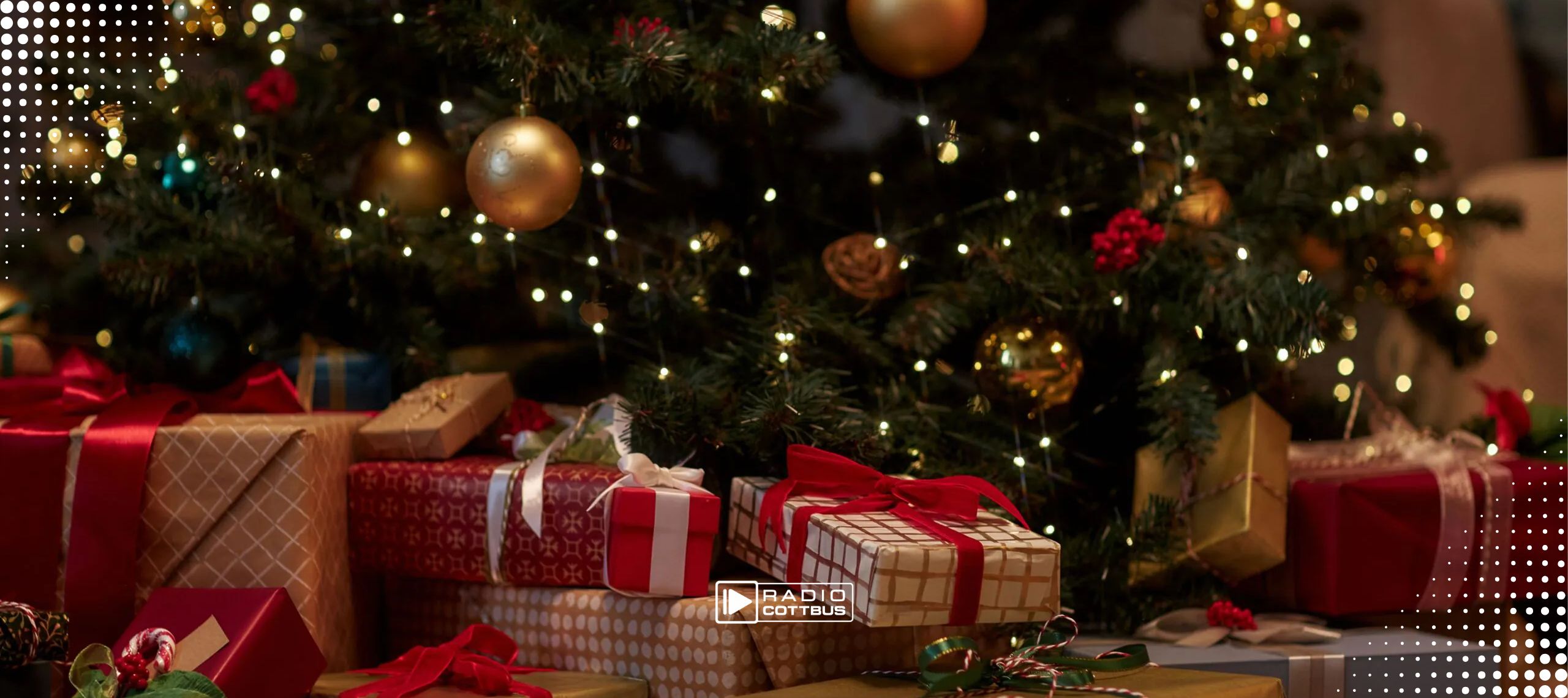 Ein geschmückter Weihnachtsbaum und darunter liegen gepackte Geschenke