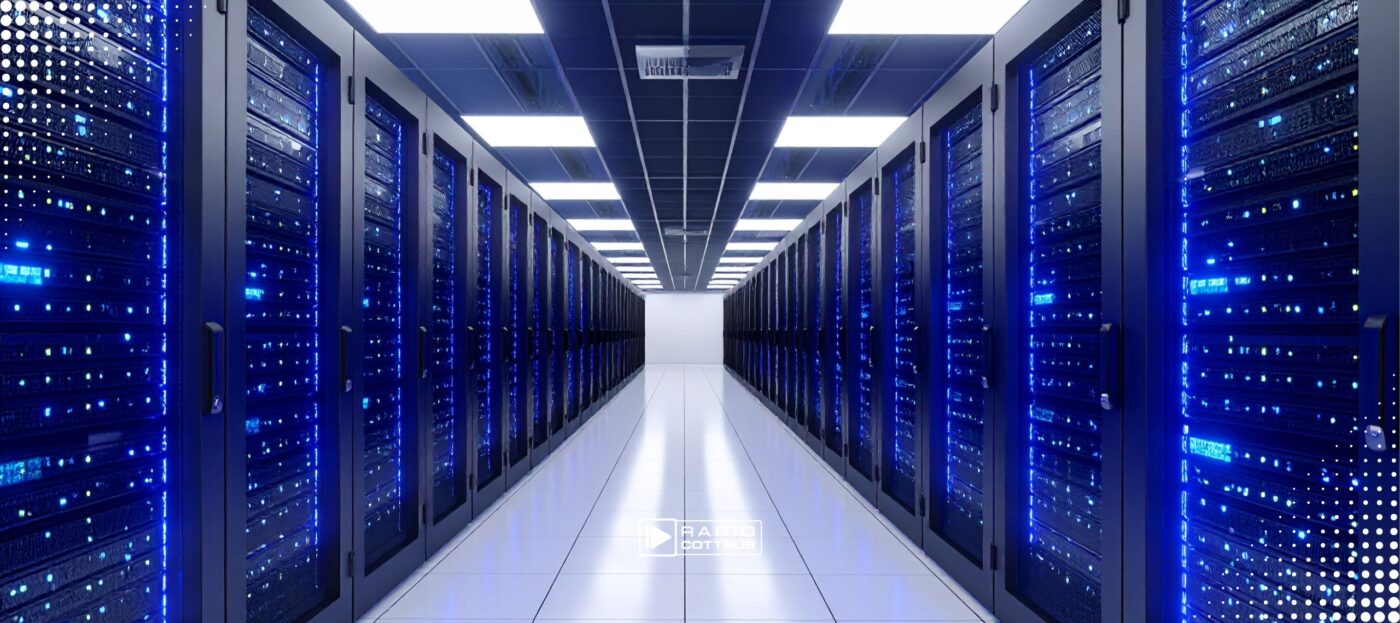 Eine große Zahl an Servern steht in einem Computer-Rechenzentrum