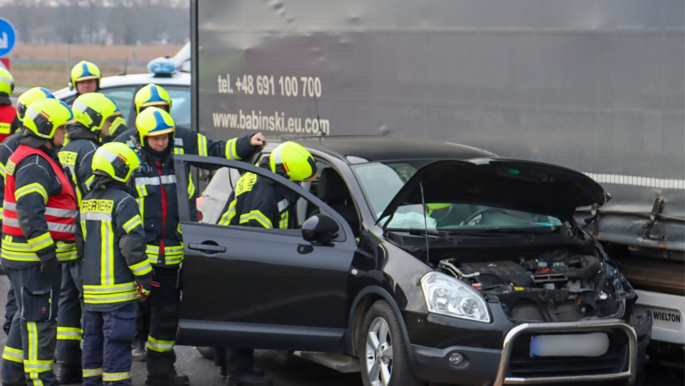 Verkehrsunfall Schwarze Pumpe: PKW kracht nach Vorfahrtsfehler in LKW