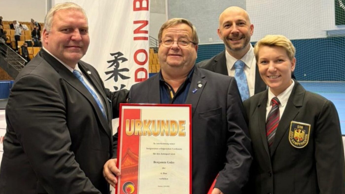 „Benno“ Golze vom KSC ASAHI wird mit dem 6. Dan geehrt