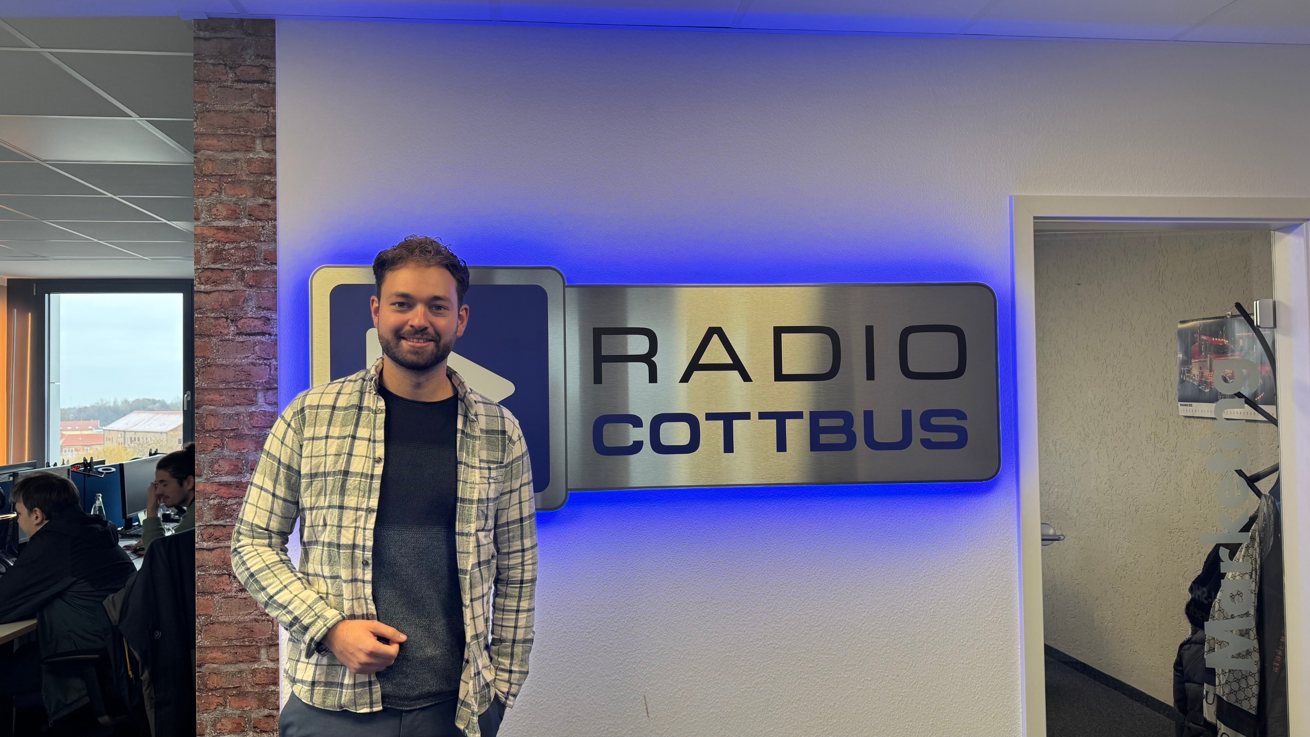 Jona Peters, Leiter Netzwerkbüro für Nachhaltigkeit im Sport in der Lausitz steht im Radio Cottbus Studio