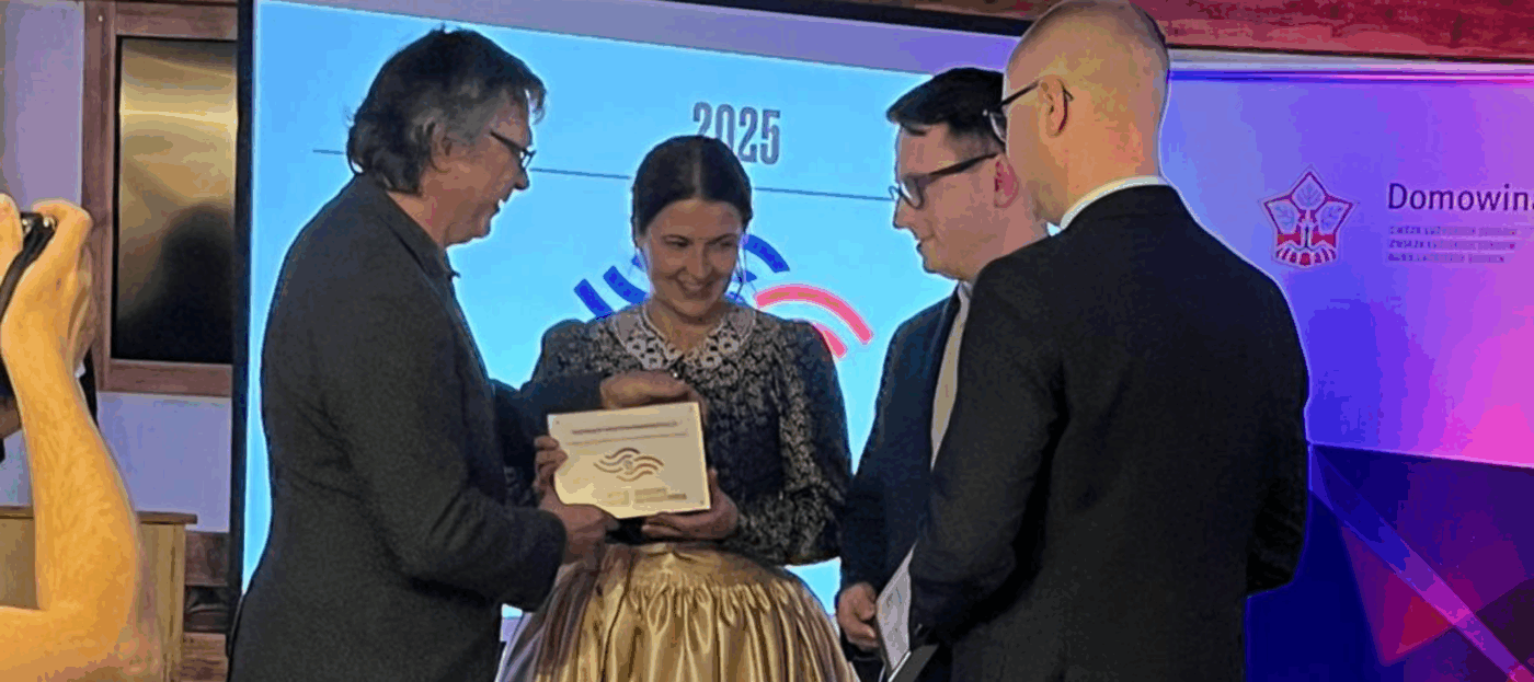 Martin Grunewald vom Konsum Jänschwalde nimmt in der Krabat Mühle den ersten sorbischen Wirtschadftspreis für die Niederlausitz von der Domowina entgegen