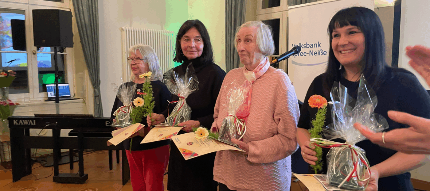 Kunst- und Kulturschaffende der Stadt Spremberg werden geehrt und stehen mit ihren Preisen vor Publikum